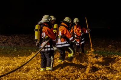 Ostfildern-Scharnhausen: Strohballen fangen an zu brennen 